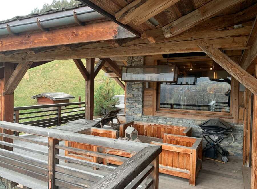 This stunning chalet boasts a spacious outdoor deck with breathtaking mountain views, perfect for relaxing and enjoying the fresh air.
