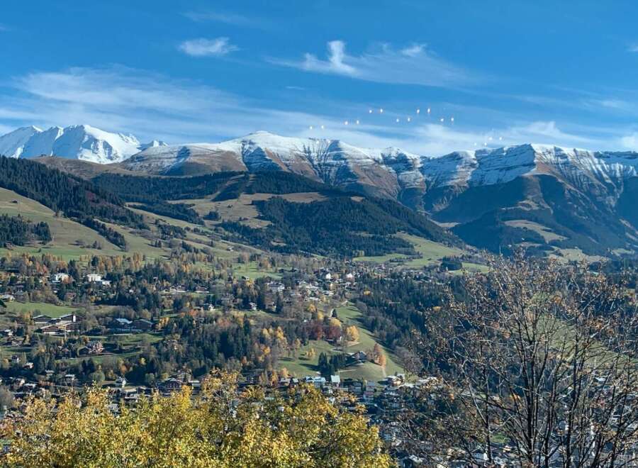 Nestled in the heart of the French Alps, this stunning property offers breathtaking panoramic views of snow-capped mountains and picturesque valleys.