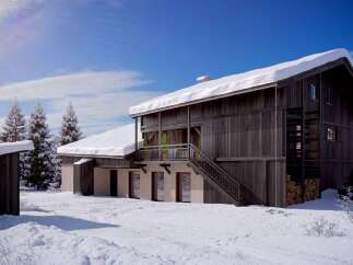 This stunning chalet boasts a rustic-chic design, perfect for a cozy winter getaway.