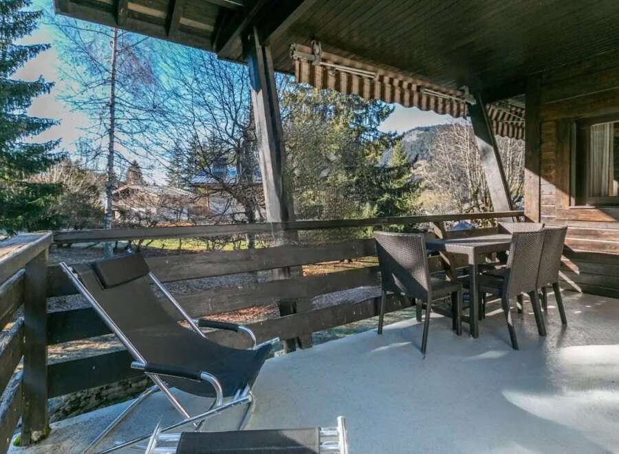 Enjoy your morning coffee on this charming balcony, overlooking breathtaking mountain views.