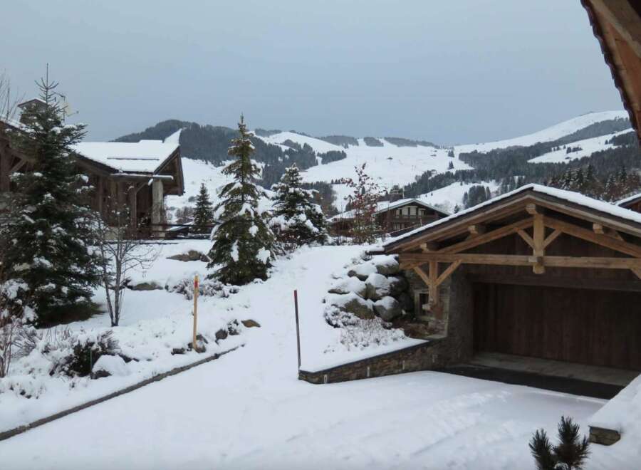 This stunning chalet boasts a prime location in a picturesque snow-covered mountain setting.