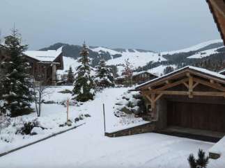 This stunning chalet boasts a prime location in a picturesque snow-covered mountain setting.