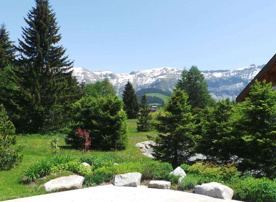 Mountain view chalet with large garden.
