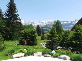 Mountain view chalet with large garden.