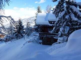 This stunning chalet boasts breathtaking mountain views and is nestled in a picturesque snow-covered landscape.