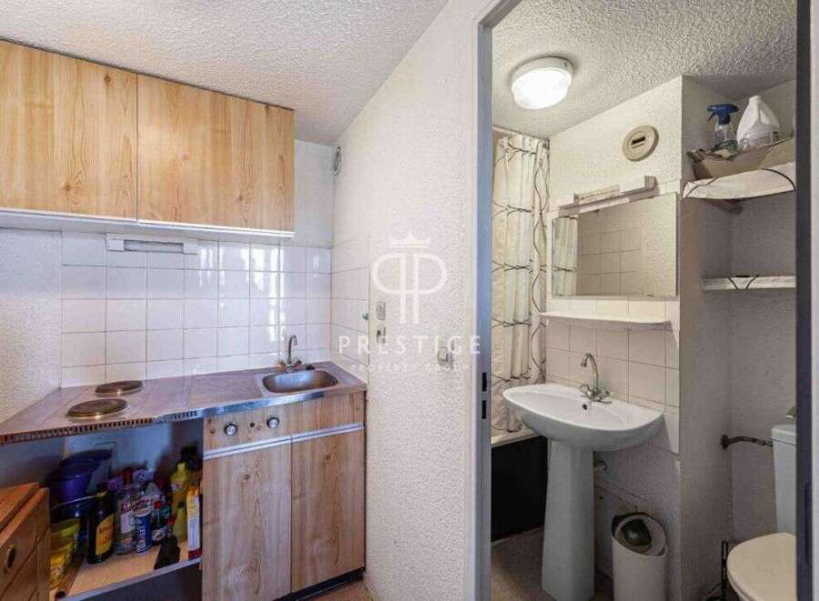 Discover this charming studio apartment, perfect for those seeking a cozy and functional living space.