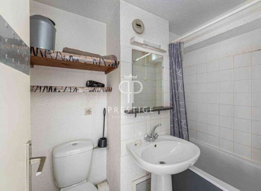 Discover this charming property featuring a well-designed bathroom.