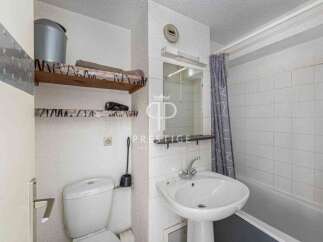 Discover this charming property featuring a well-designed bathroom.