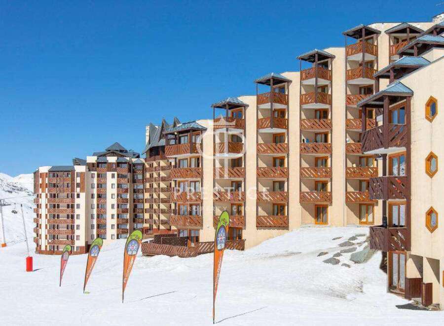 Discover the charm of this ski-in/ski-out property, offering stunning mountain views and direct access to the slopes.