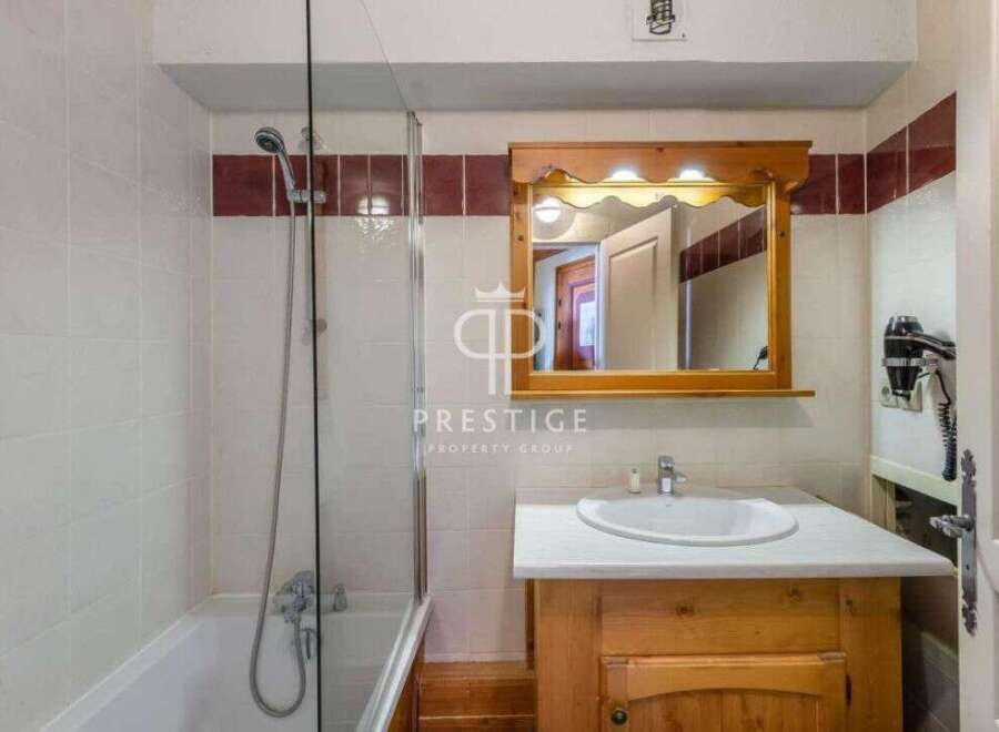 Discover a charming bathroom with a classic design.
