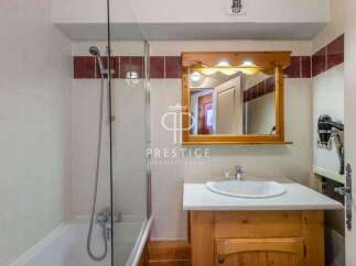 Discover a charming bathroom with a classic design.