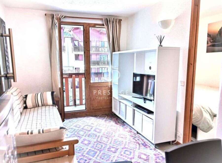 Cozy apartment with a balcony offering stunning views.