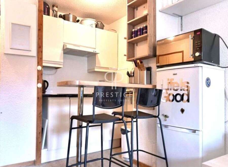Discover this charming property featuring a well-equipped kitchen, perfect for culinary enthusiasts.