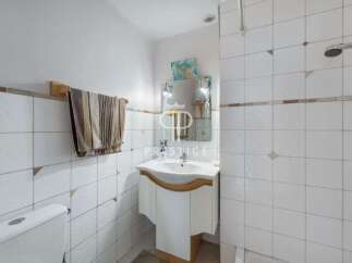Discover a charming bathroom with a modern touch.