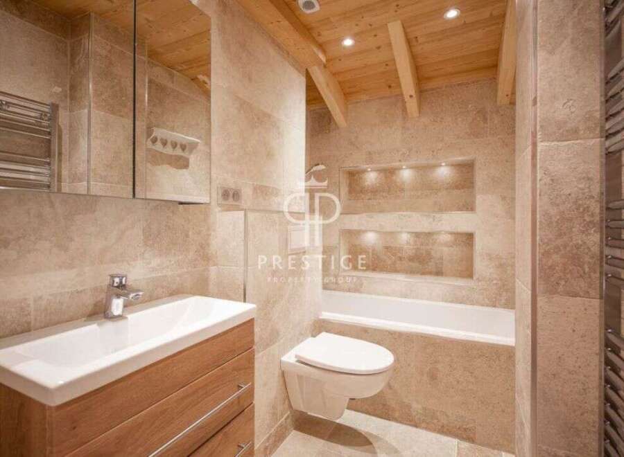 Discover the epitome of luxury in this stunning bathroom.