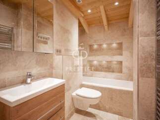 Discover the epitome of luxury in this stunning bathroom.