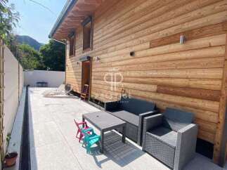 Discover a stunning property with a modern design and inviting outdoor space.