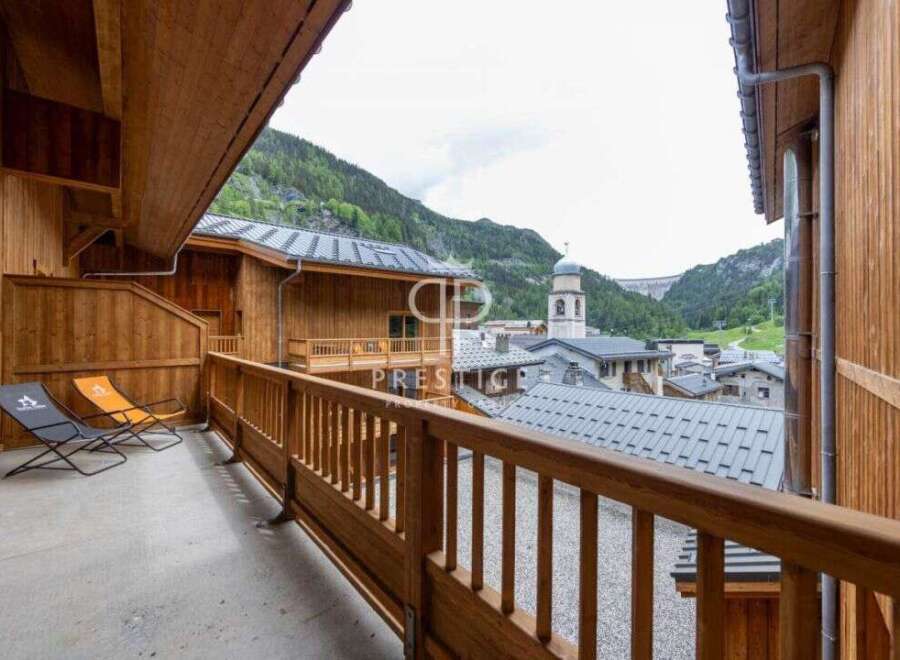 Enjoy breathtaking mountain views from this stunning property.