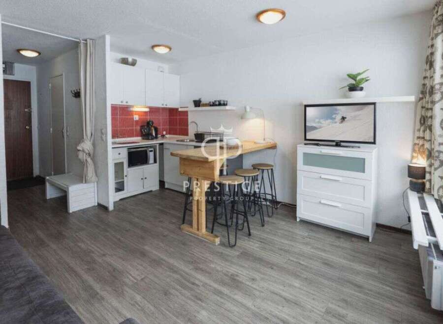 Cozy studio apartment with a modern kitchen and a breakfast bar, perfect for a couple or solo traveler.