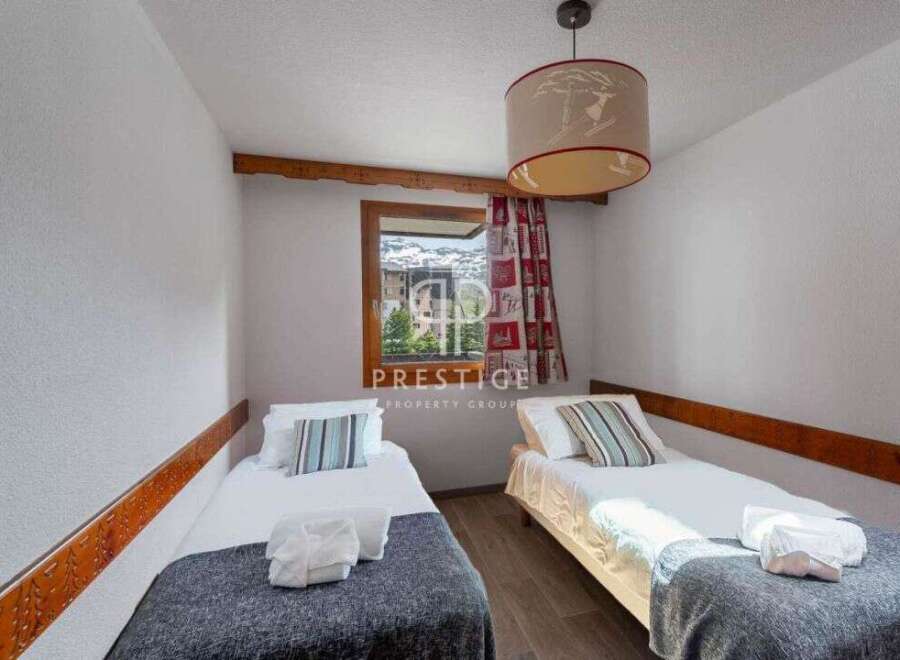 Cozy bedroom with two single beds, perfect for a comfortable stay.