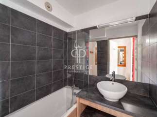 Discover this stunning bathroom featuring sleek, modern design.
