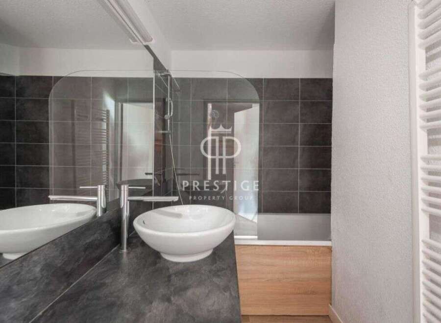 Discover modern elegance in this stunning bathroom.