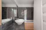 Discover modern elegance in this stunning bathroom.
