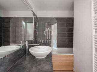 Discover modern elegance in this stunning bathroom.