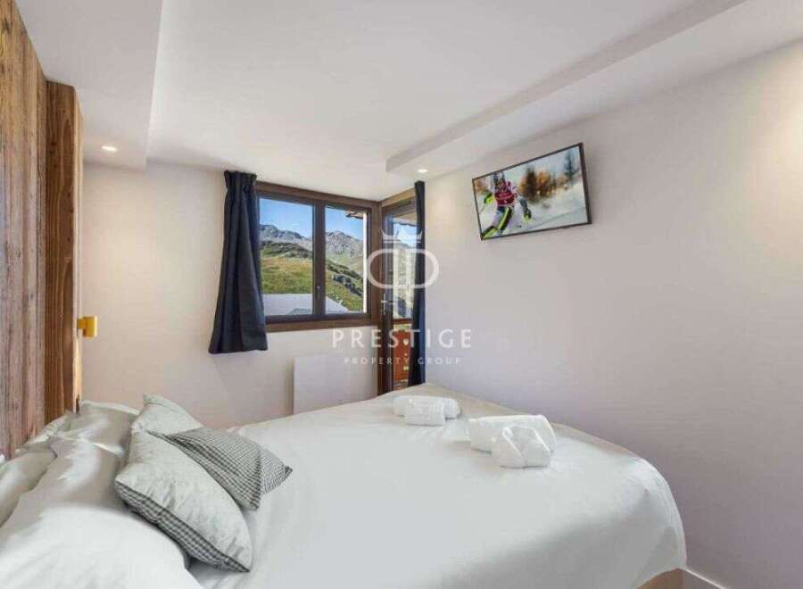 Experience luxury in this stunning property, featuring a cozy bedroom with a comfortable bed and stylish pillows.