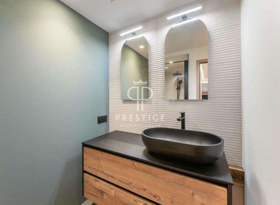 Discover modern elegance in this stunning bathroom.