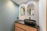 Discover modern elegance in this stunning bathroom.