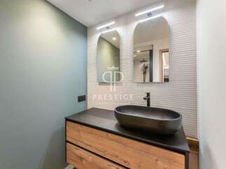 Discover modern elegance in this stunning bathroom.