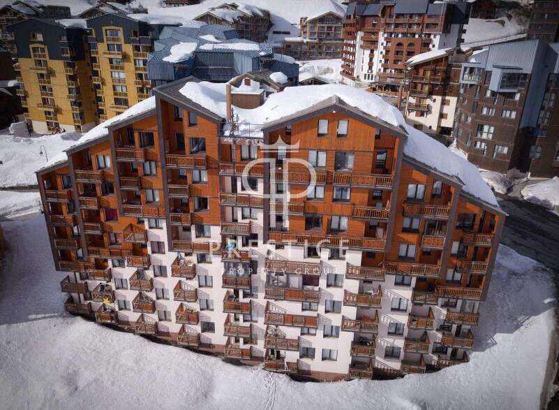 Discover a stunning ski-in/ski-out property nestled in the heart of the Alps.