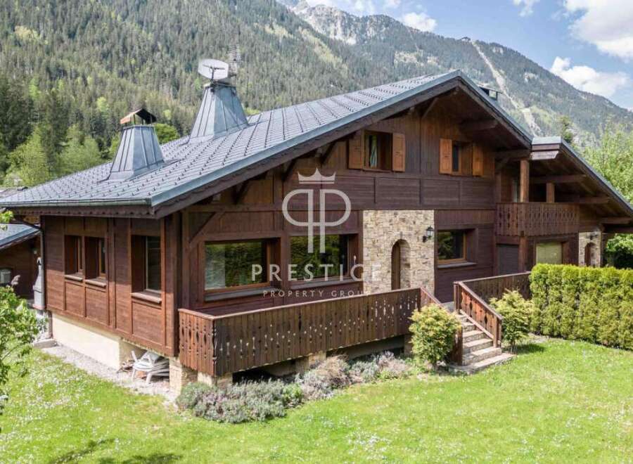 Discover a stunning chalet nestled in the heart of the mountains, offering breathtaking views and unparalleled tranquility.