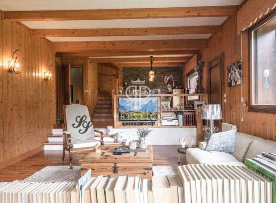 Discover the charm of this stunning property, featuring exquisite wooden paneling and a cozy ambiance.