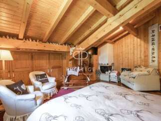 Discover the charm of this cozy bedroom featuring a stunning wooden ceiling and walls, creating a warm and inviting atmosphere.