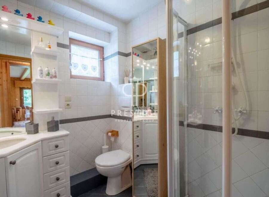 Discover a charming bathroom with a bright and airy feel.