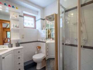 Discover a charming bathroom with a bright and airy feel.