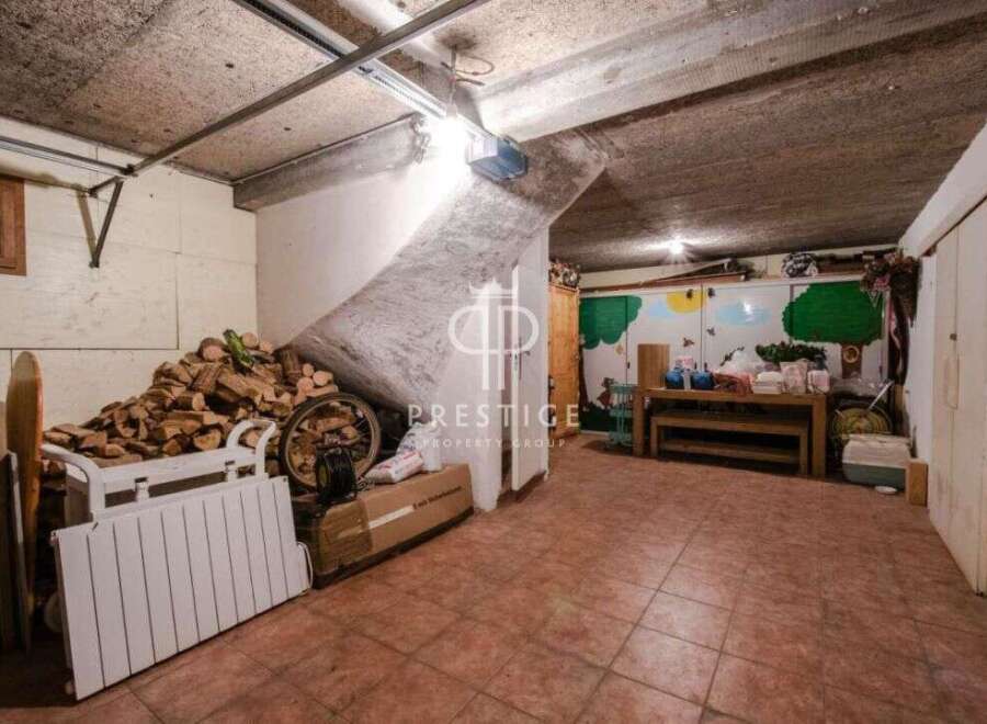 Discover the potential of this property! This space features a unique design with a rustic touch, perfect for customization.