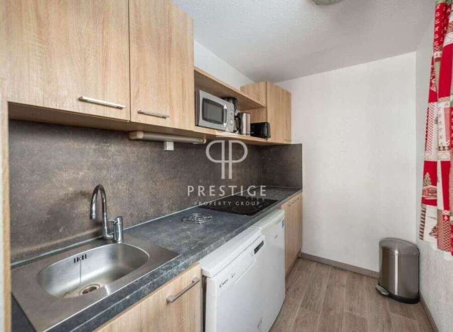 Discover this charming kitchen, perfect for preparing delicious meals.