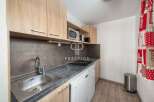 Discover this charming kitchen, perfect for preparing delicious meals.
