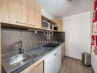 Discover this charming kitchen, perfect for preparing delicious meals.