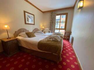 Discover a cozy bedroom featuring two comfortable beds, perfect for a relaxing stay.