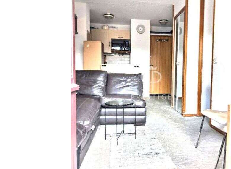 Discover this stylish property featuring a modern living space with a comfortable leather sofa.