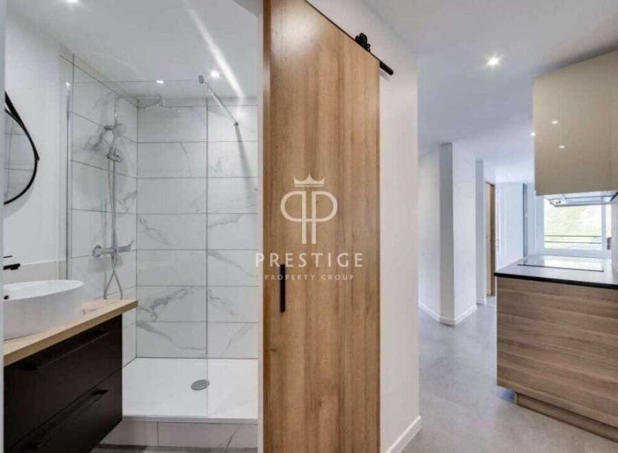 Discover modern living in this stunning property! Featuring a sleek, contemporary design with a stylish bathroom and a well-equipped kitchen.