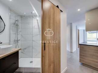 Discover modern living in this stunning property! Featuring a sleek, contemporary design with a stylish bathroom and a well-equipped kitchen.