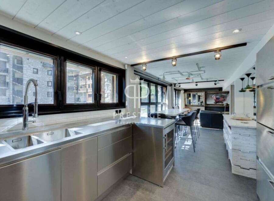 Discover modern luxury in this stunning kitchen.