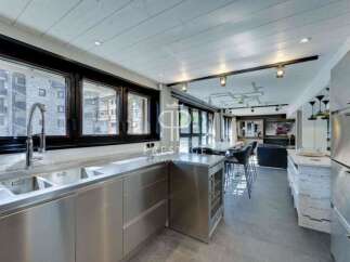 Discover modern luxury in this stunning kitchen.