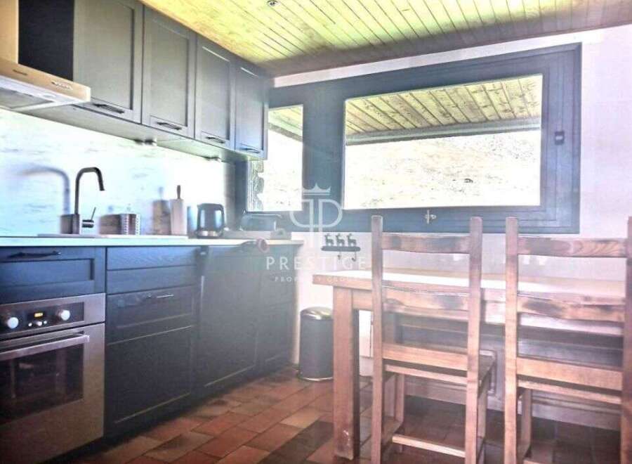 Discover a charming kitchen with a modern design.