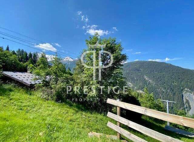 Discover a stunning property nestled in a picturesque mountain setting.